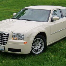 130 Chrysler 300C ванільний - авто на весілля у Києві - портфоліо 1
