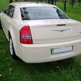 130 Chrysler 300C ванільний - авто на весілля у Києві - портфоліо 2