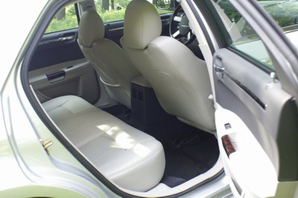138 Chrysler 300C сріблястий 