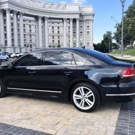 142 Volkswagen Passat B8 чорний - авто на весілля у Києві - портфоліо 2