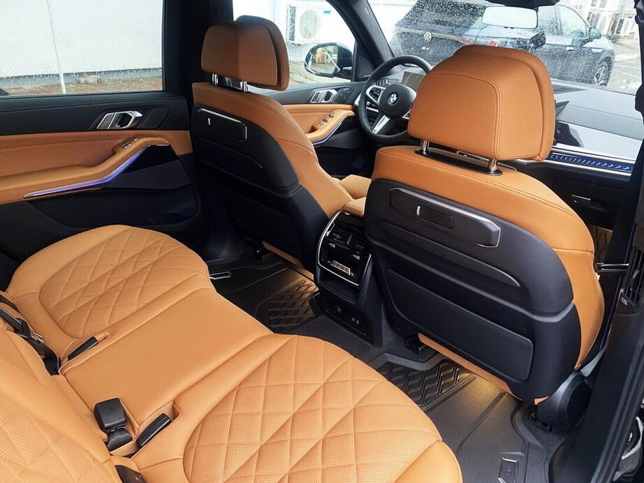 182 BMW X7 40D 2024 чорний 