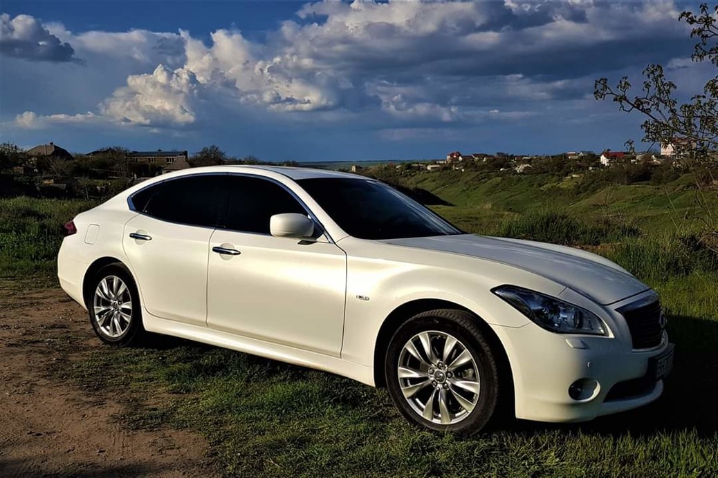 Infiniti M37x  