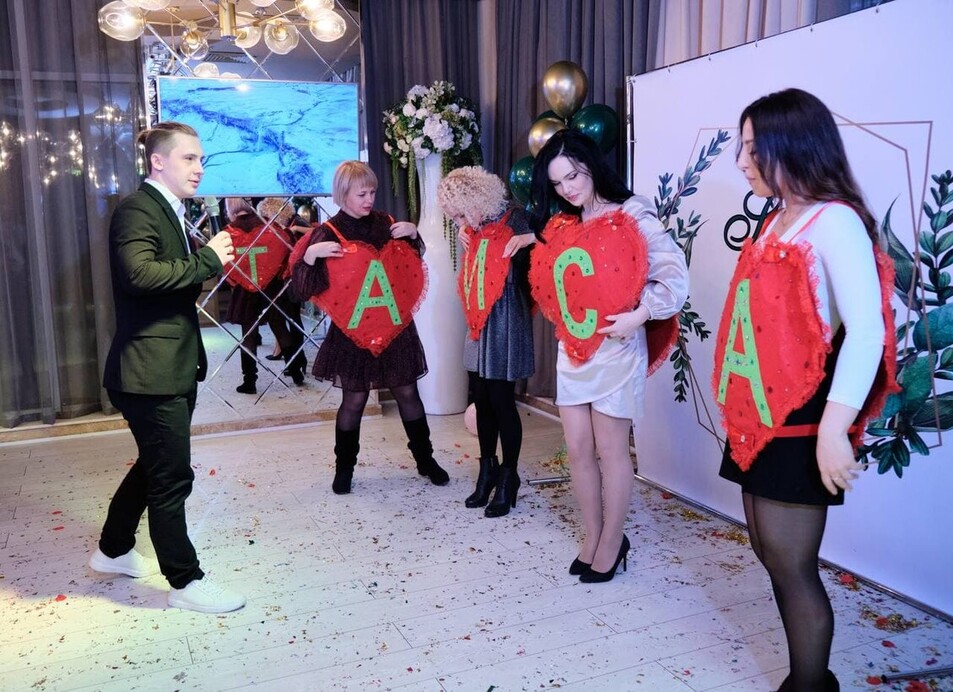 ВEДУЩИЙ С ДИДЖEEМ