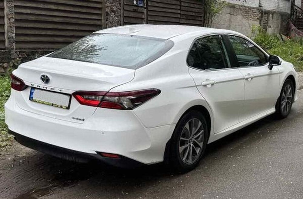 389 Toyota Camry V70 біла орендувати на весілля 