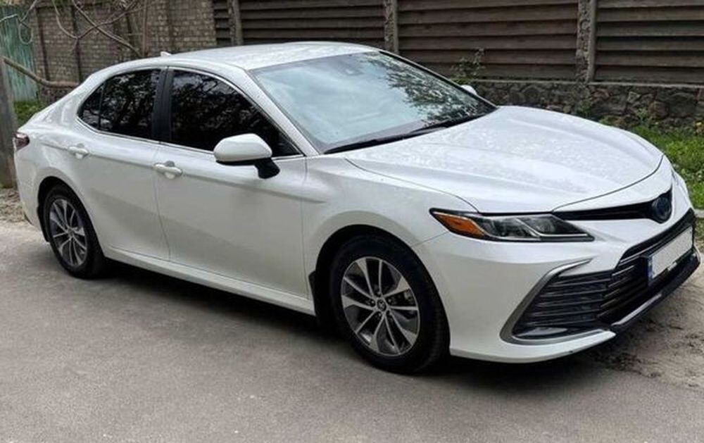 389 Toyota Camry V70 біла орендувати на весілля 