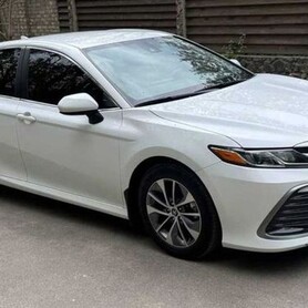 389 Toyota Camry V70 біла орендувати на весілля - авто на весілля у Києві - портфоліо 1