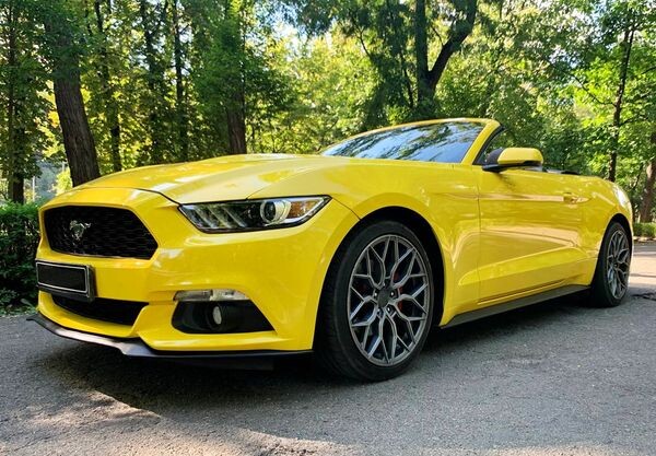 070 Ford Mustang GT жовтий кабріолет оренда 