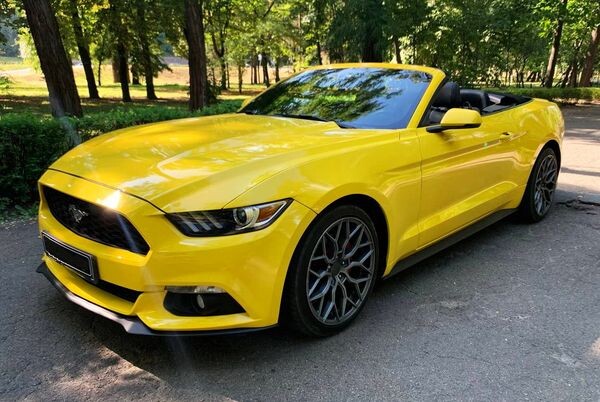 070 Ford Mustang GT жовтий кабріолет оренда 
