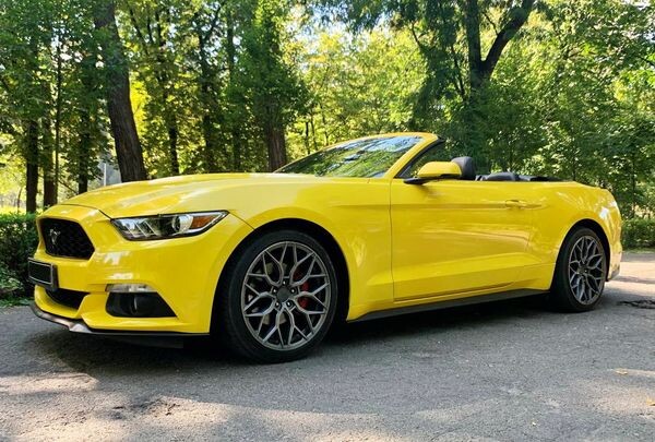 070 Ford Mustang GT жовтий кабріолет оренда 
