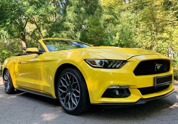 070 Ford Mustang GT жовтий кабріолет оренда 
