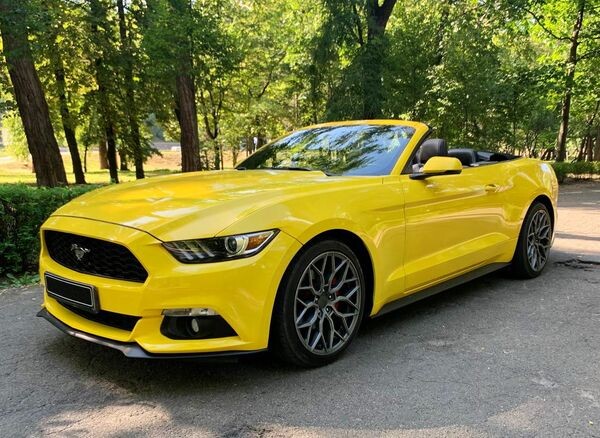 070 Ford Mustang GT жовтий кабріолет оренда 