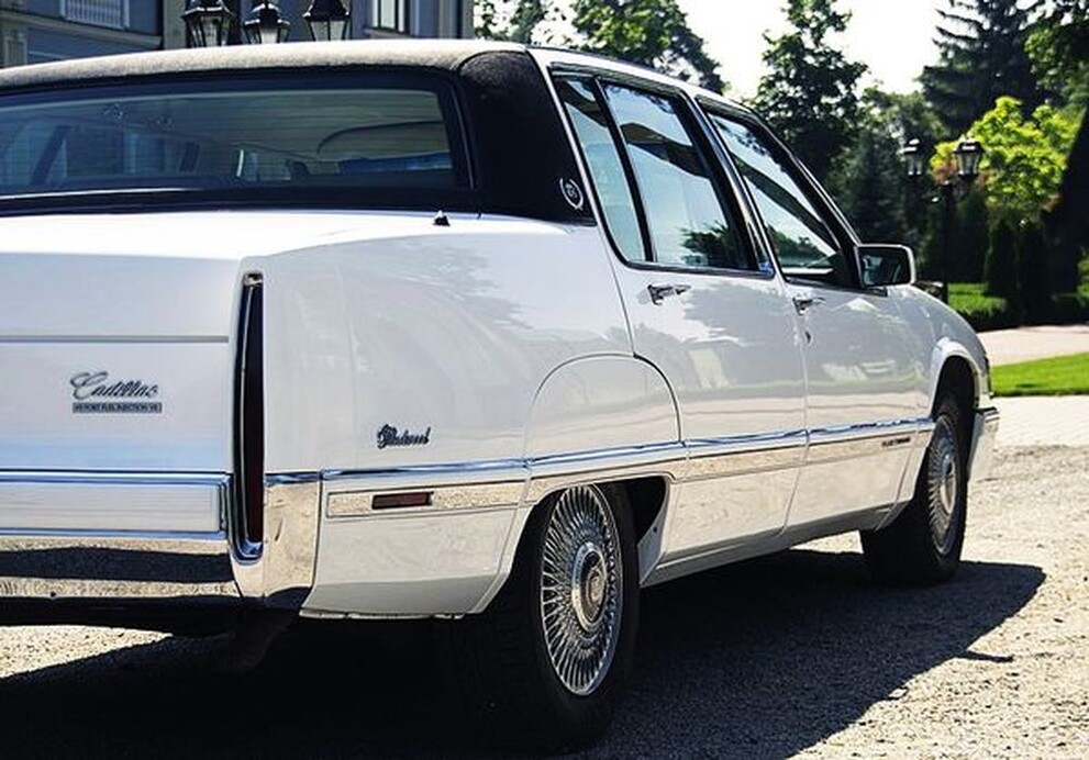 218 Ретро авто Cadillac Fleetwood білий 