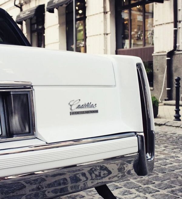 218 Ретро авто Cadillac Fleetwood білий 