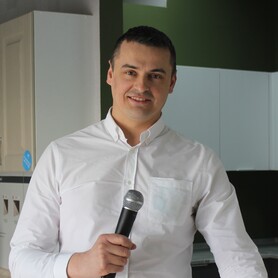 Руслан Конах