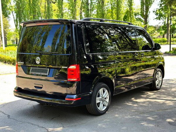 283 Volkswagen Multivan чорний мікроавтобус 