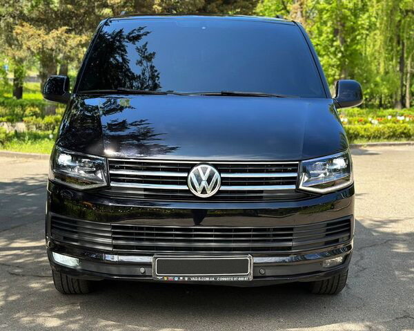 283 Volkswagen Multivan чорний мікроавтобус 