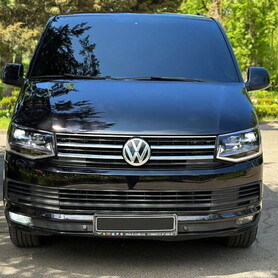 283 Volkswagen Multivan чорний мікроавтобус - авто на весілля у Києві - портфоліо 1