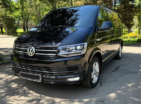 283 Volkswagen Multivan чорний мікроавтобус 