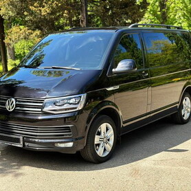 283 Volkswagen Multivan чорний мікроавтобус - авто на весілля у Києві - портфоліо 3