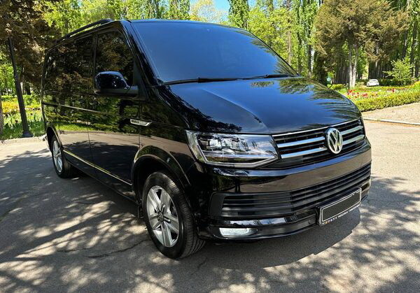 283 Volkswagen Multivan чорний мікроавтобус 