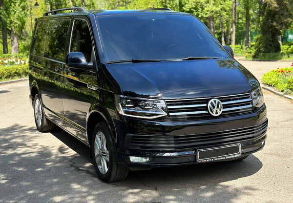 283 Volkswagen Multivan чорний мікроавтобус 