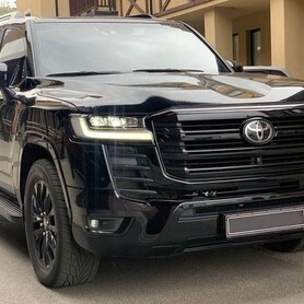 370 Позашляховик Toyota Land Cruiser 300 - авто на весілля у Києві - портфоліо 1