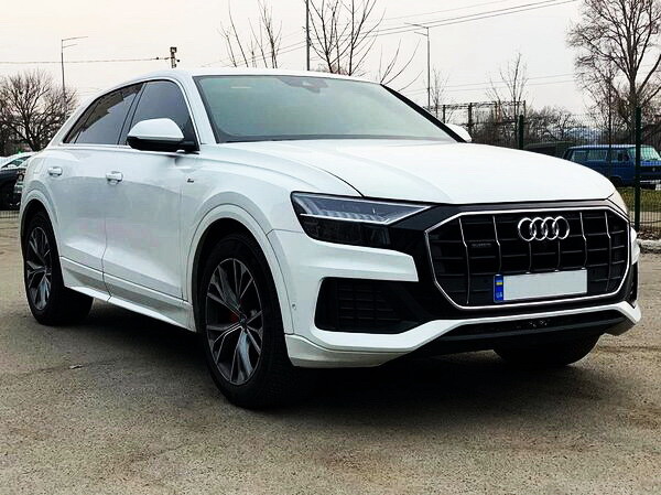 037 Позашляховик Audi Q8 S Line біла на весілля 