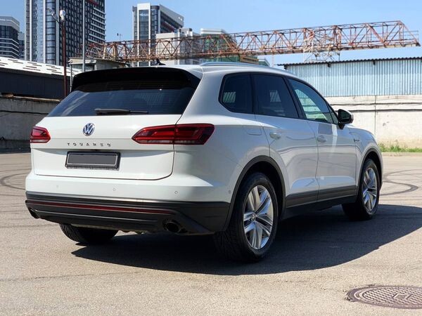 177 Позашляховик Volkswagen Touareg білий оренда 