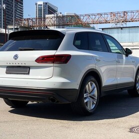 177 Позашляховик Volkswagen Touareg білий оренда - авто на весілля у Києві - портфоліо 6