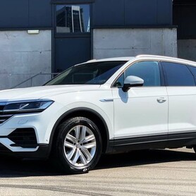 177 Позашляховик Volkswagen Touareg білий оренда - авто на весілля у Києві - портфоліо 3