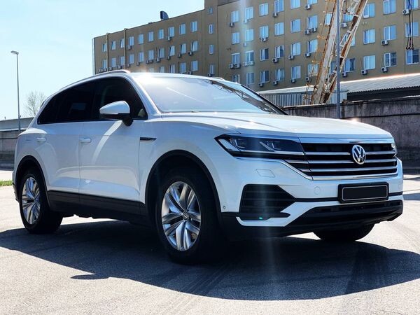 177 Позашляховик Volkswagen Touareg білий оренда 
