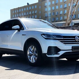 177 Позашляховик Volkswagen Touareg білий оренда - авто на весілля у Києві - портфоліо 4