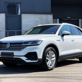 177 Позашляховик Volkswagen Touareg білий оренда - авто на весілля у Києві - портфоліо 1