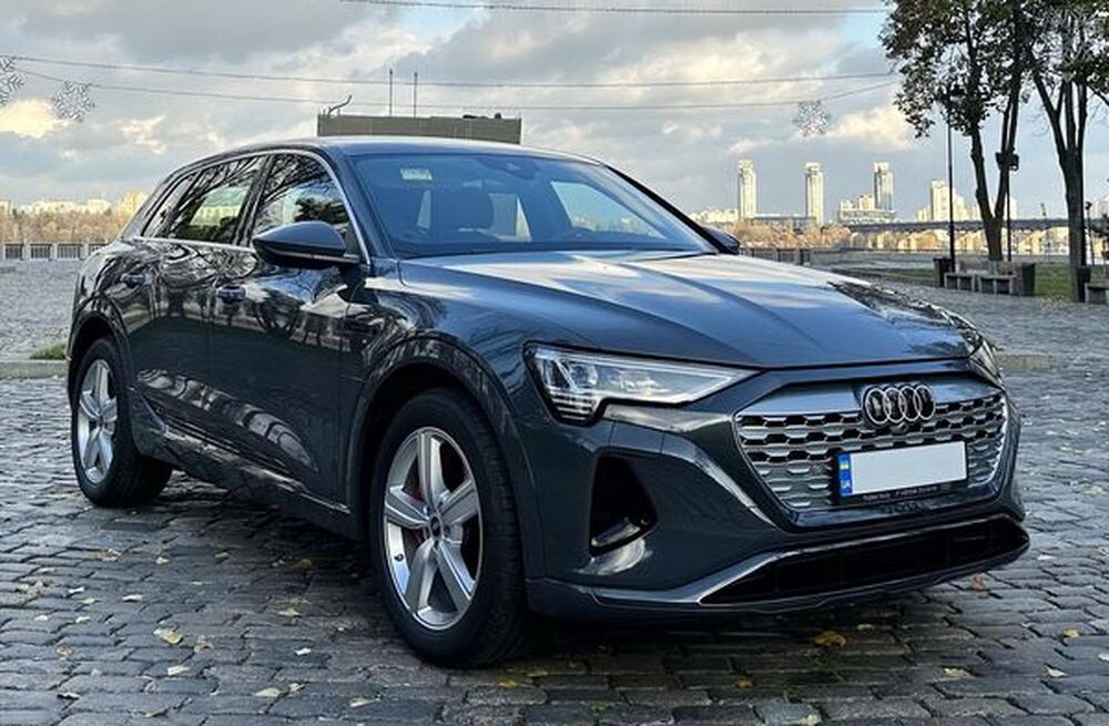 271 Позашляховик Audi Q8 E-tron електро синій 