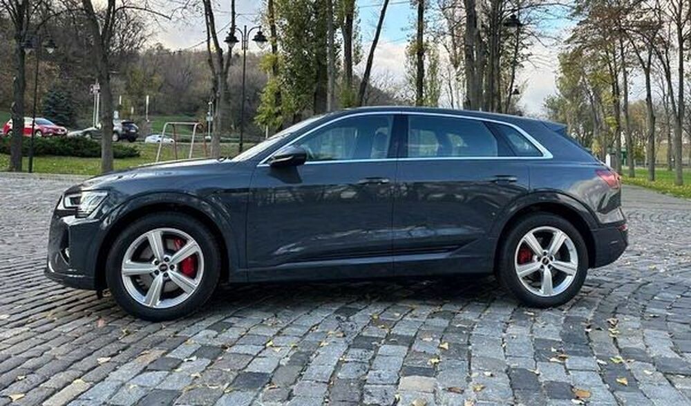 271 Позашляховик Audi Q8 E-tron електро синій 