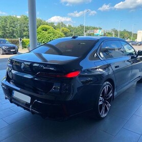 340 BMW i7 xDrive чорний на свадьбу - авто на весілля у Києві - портфоліо 4