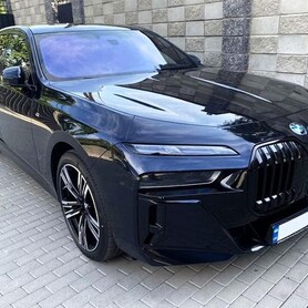 340 BMW i7 xDrive чорний на свадьбу - авто на весілля у Києві - портфоліо 1
