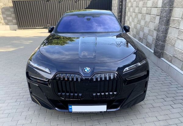 340 BMW i7 xDrive чорний на свадьбу 