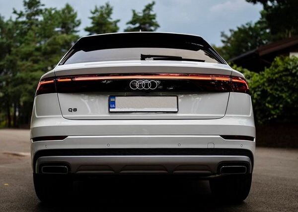 041 Позашляховик Audi Q8 біла прокат оренда 