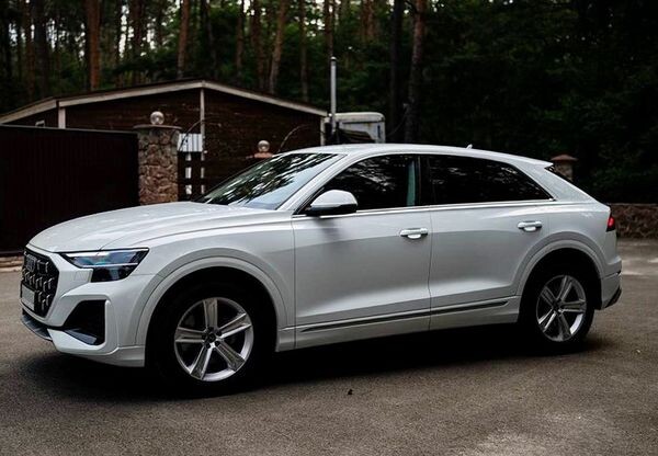 041 Позашляховик Audi Q8 біла прокат оренда 
