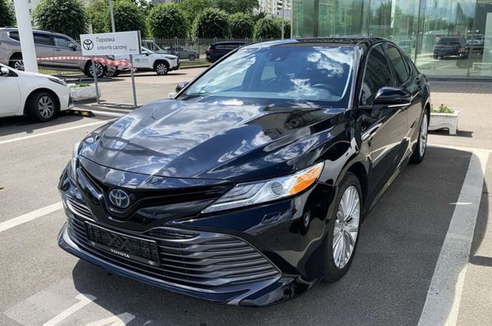 076 Toyota Camry V70 чорна 2022 на весілля 
