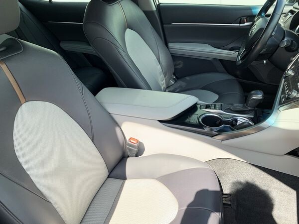 076 Toyota Camry V70 чорна 2022 на весілля 