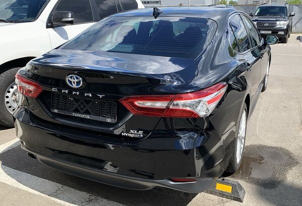 076 Toyota Camry V70 чорна 2022 на весілля 
