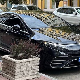 164 Mercedes Benz EQS 450+ електро оренда - авто на весілля у Києві - портфоліо 4
