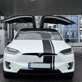 001 Tesla Model X білий електричний позашляховик - авто на весілля у Києві - портфоліо 3