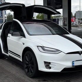 001 Tesla Model X білий електричний позашляховик - авто на весілля у Києві - портфоліо 2