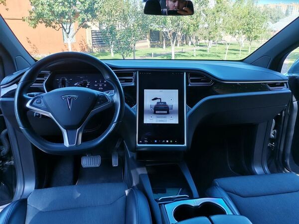 075 Tesla Model X сіра електричний позашляховик 
