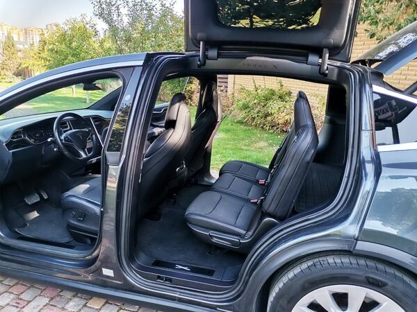 075 Tesla Model X сіра електричний позашляховик 