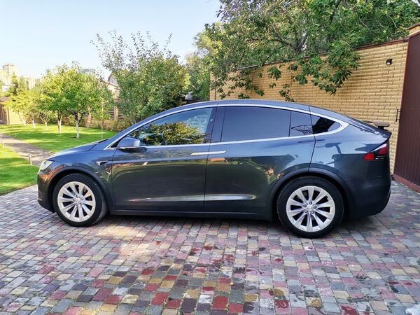 075 Tesla Model X сіра електричний позашляховик 