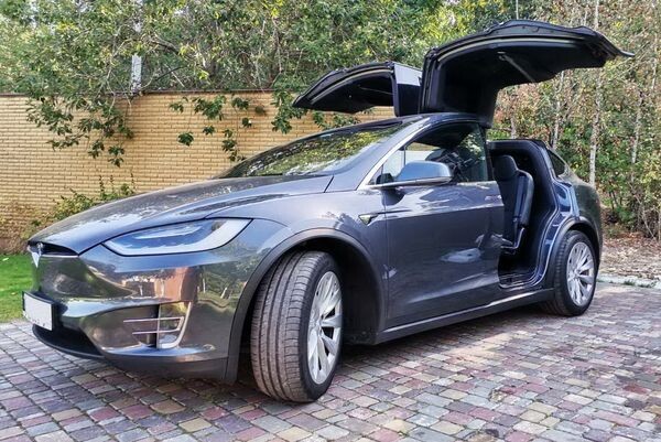 075 Tesla Model X сіра електричний позашляховик 